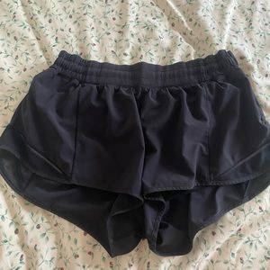 LULULEMON HOTTY HOT 2.5 SHORT LINED